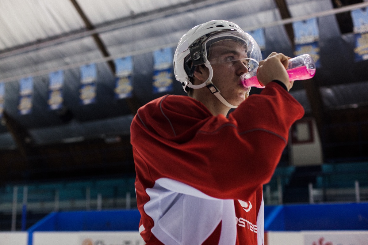 спортивное питание для хоккеистов. хоккеист пьет мимо рта. хоккеисты бухают. хоккеист пьет. хоккеист пьет.